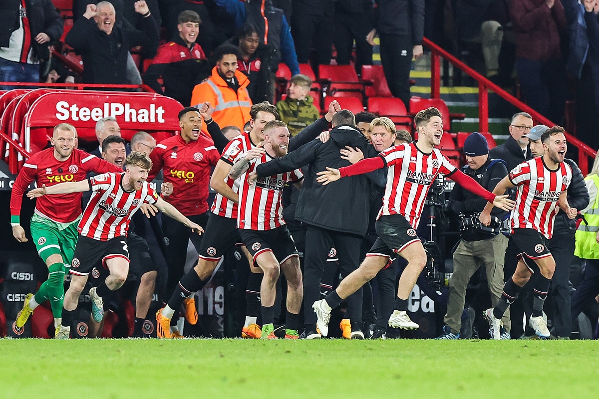 Radość zawodników Sheffield United z awansu do Premier League