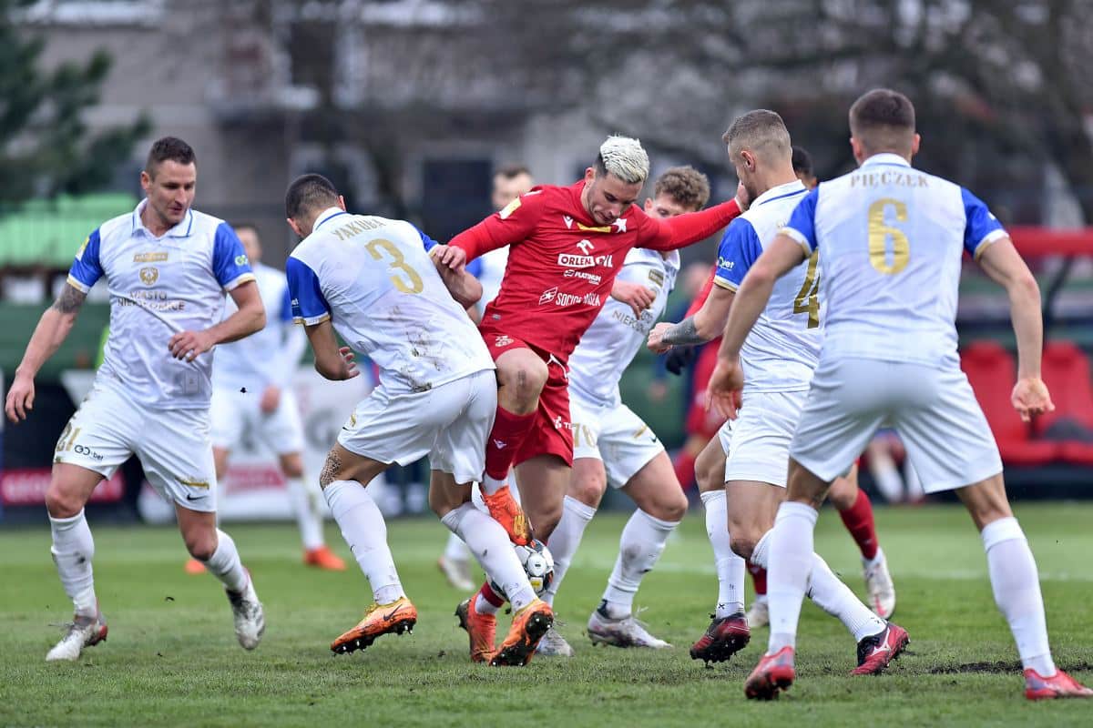 Angel Rodado otoczony przez zawodników Puszczy