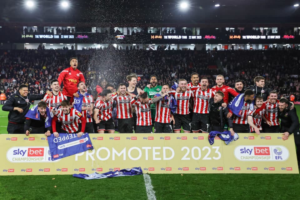 Piłkarze Sheffield United cieszą się z awansu