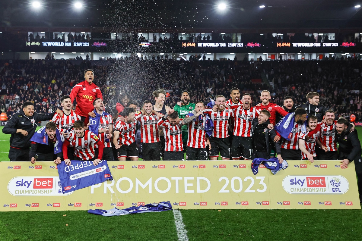 Piłkarze Sheffield United cieszą się z awansu