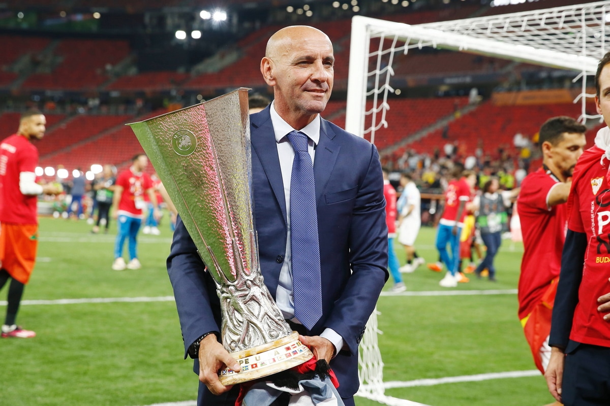 Monchi z trofeum Ligi Europy