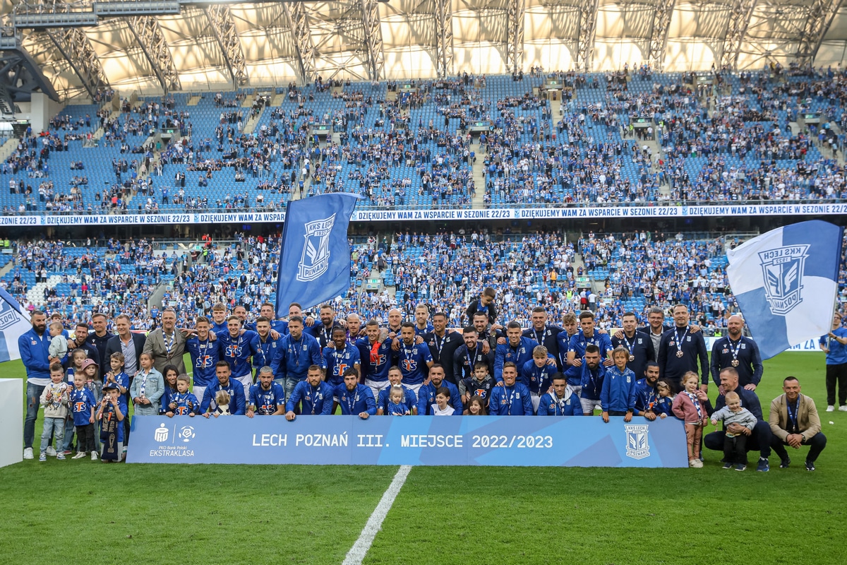 Piłkarze Lecha świętujący 3. miejsce na koniec sezonu 2022/2023