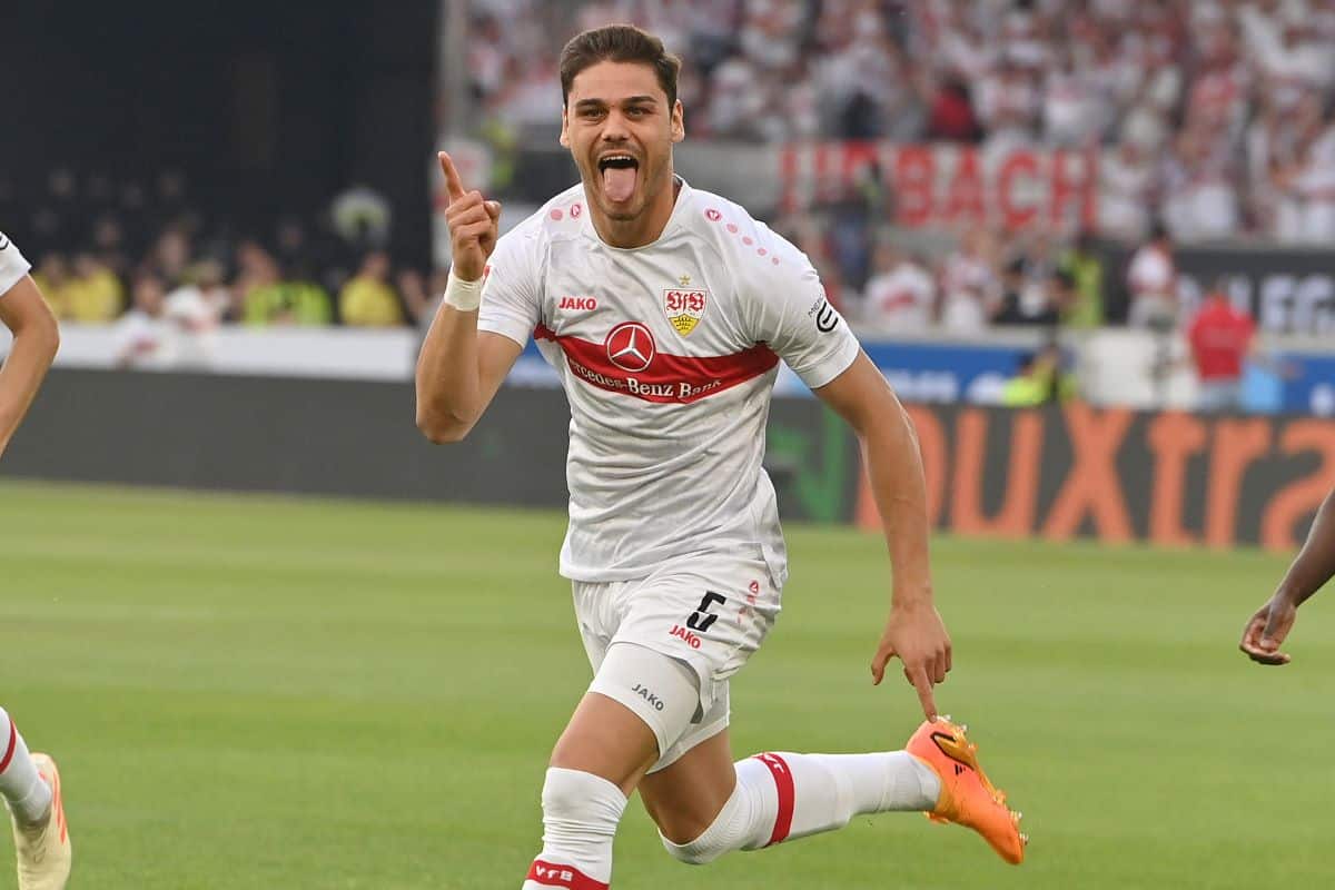 West Ham znów się wzmocni. Finalizuje transfer z Bundesligi West Ham United będzie miał nowego środkowego obrońcę. Z Bundesligi do Premier League przeniesie się Konstantinos Mavropanos. Grek jest już po badaniach. West Ham kupuje obrońcę z Bundesligi. Powrót do Anglii West Ham tego lata zarobił sporo ponad 100 milionów euro. Do Arsenalu przeniósł się Declan Rice. Mimo tego Młoty długo nie były aktywne na rynku transferowym. To się jednak zmieniło. Szeregi drużyny Davida Moyesa zasilili na razie Edson Alvarez i James Ward-Prowse. Na ich pozyskanie wydano kilkadziesiąt milionów euro. To nie koniec wydatków. Do West Hamu niedługo trafi Konstantinos Mavropanos. 25-letni stoper Stuttgartu przeszedł już testy medyczne przed transferem za 20 milionów euro plus 5 mln w bonusach. Mavropanos wraca do Premier League. W barwach Arsenalu rozegrał on osiem meczów.