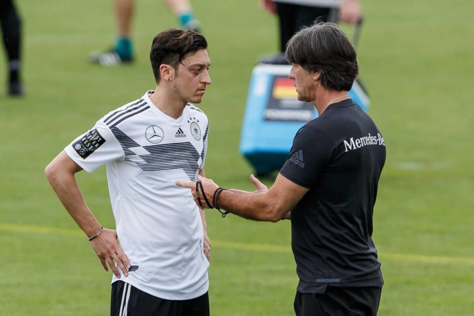 Mesut Ozil i Joachim Loew