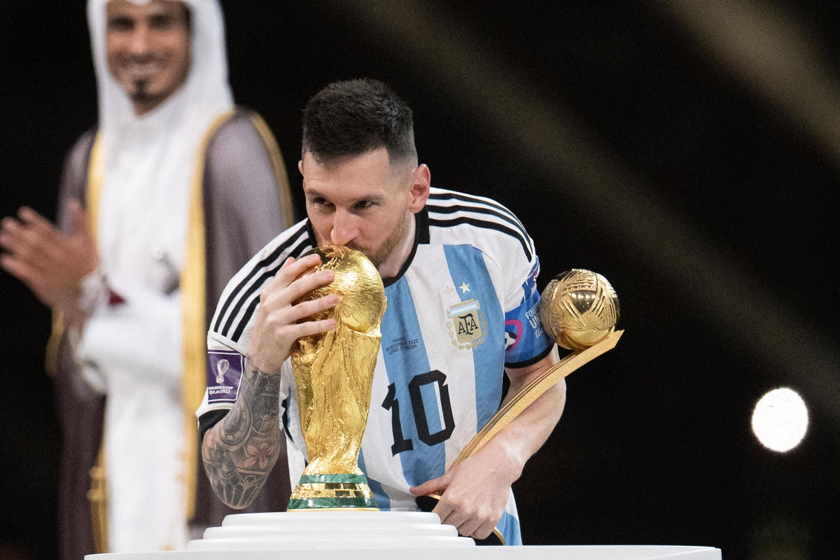 Leo Messi z trofeum za zdobycie mistrzostwa świata w Katarze