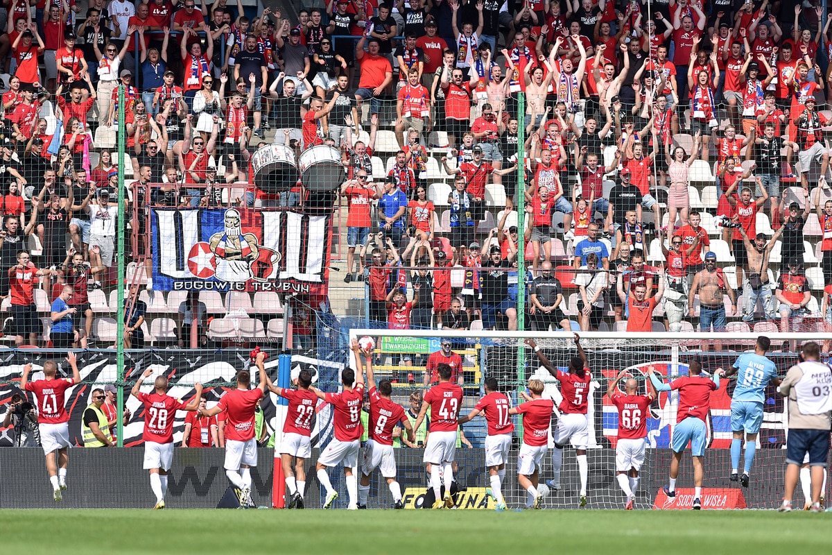 Piłkarze Wisły Kraków świętują zwycięstwo z jej kibicami
