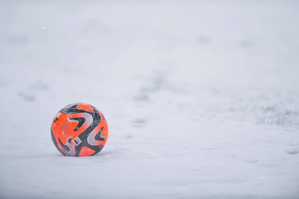 Piłka w zimowej scenerii