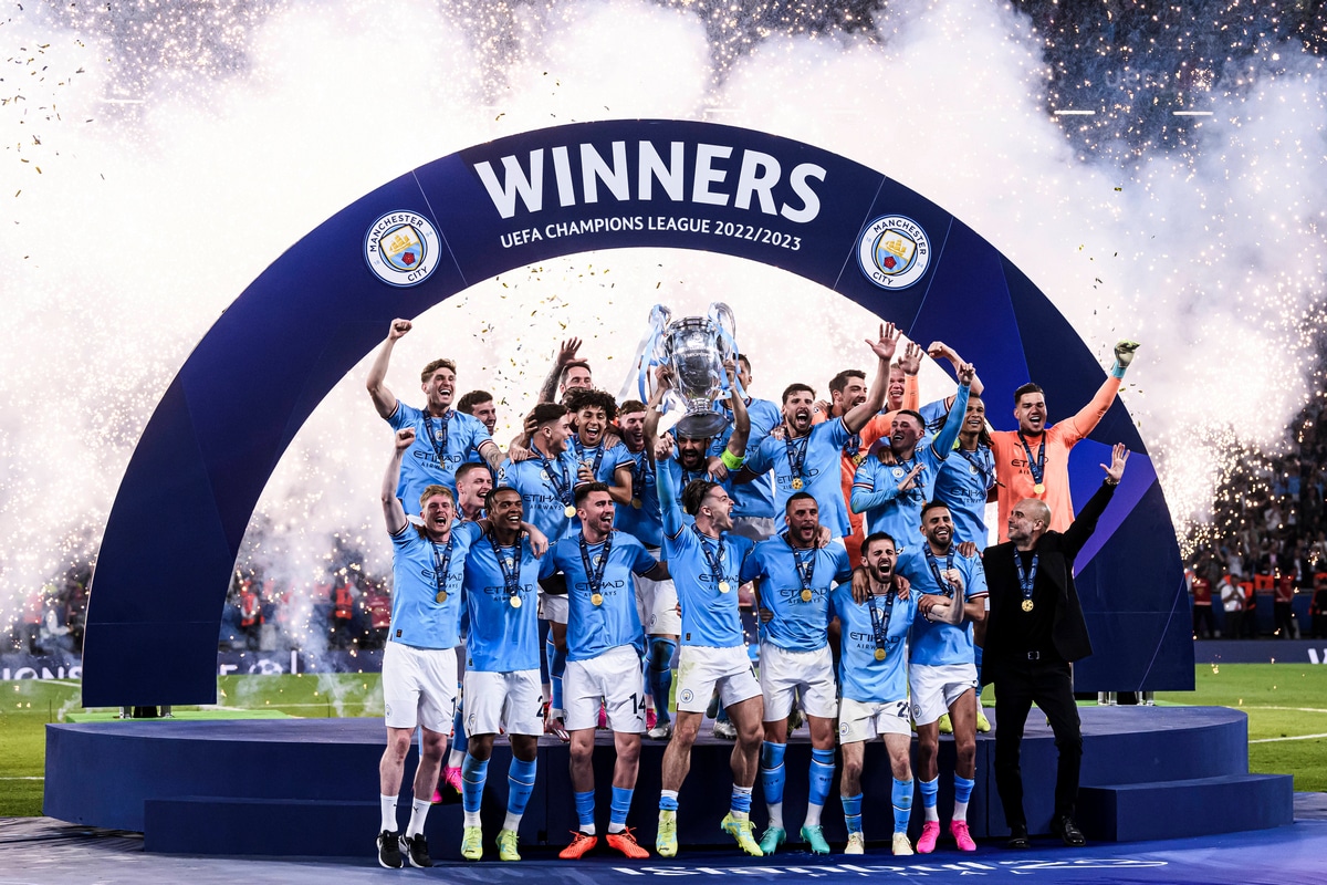 Piłkarze Manchesteru City świętujący zdobycie Ligi Mistrzów