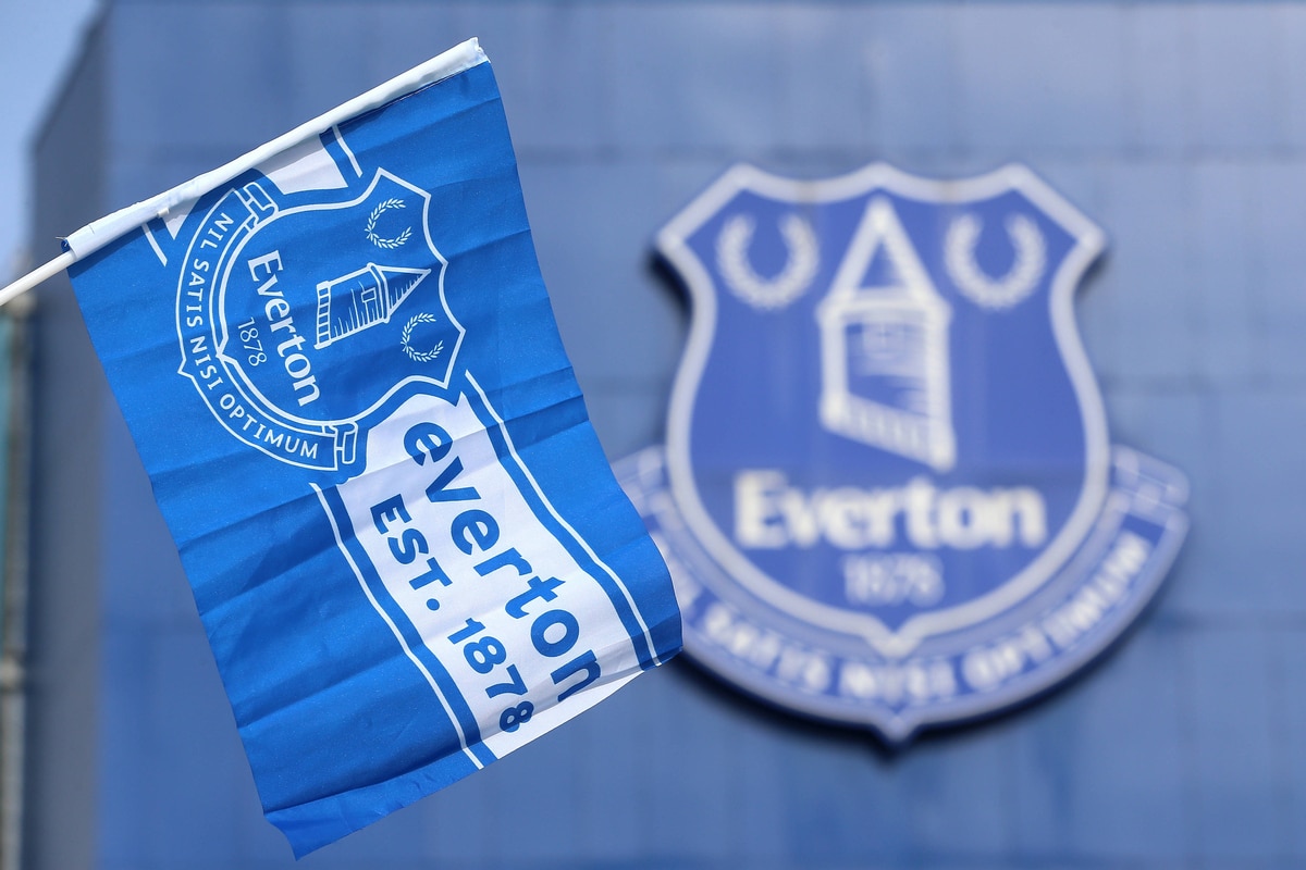 Flaga Evertonu przed Goodison Park