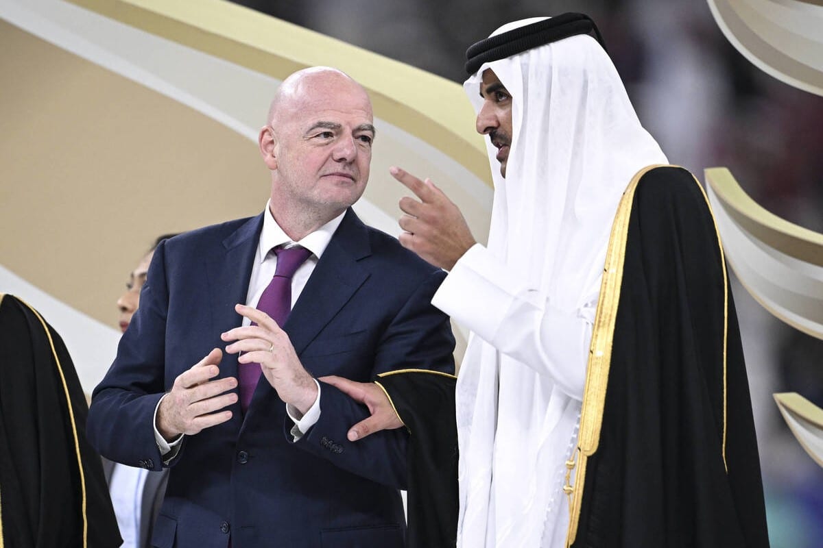 Gianni Infantino i Szejk Tamir bin Hamad bin Khalifa al Thani