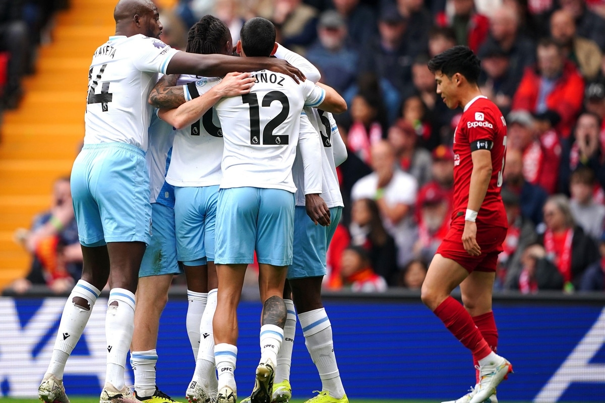 Piłkarze Palace cieszący się z gola na Anfield Road