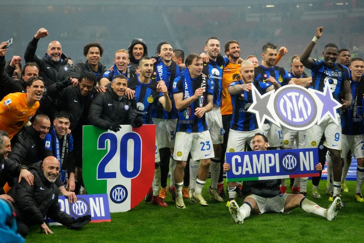 Piłkarze Interu Mediolan świętują zdobycie mistrzostwa