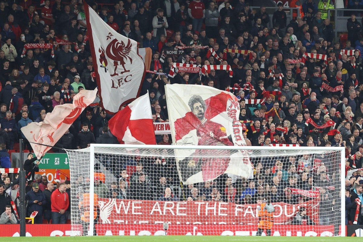 Kibice na trybunie The Kop