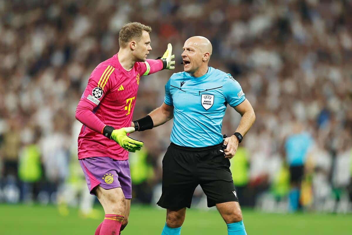 Manuel Neuer i Szymon Marciniak