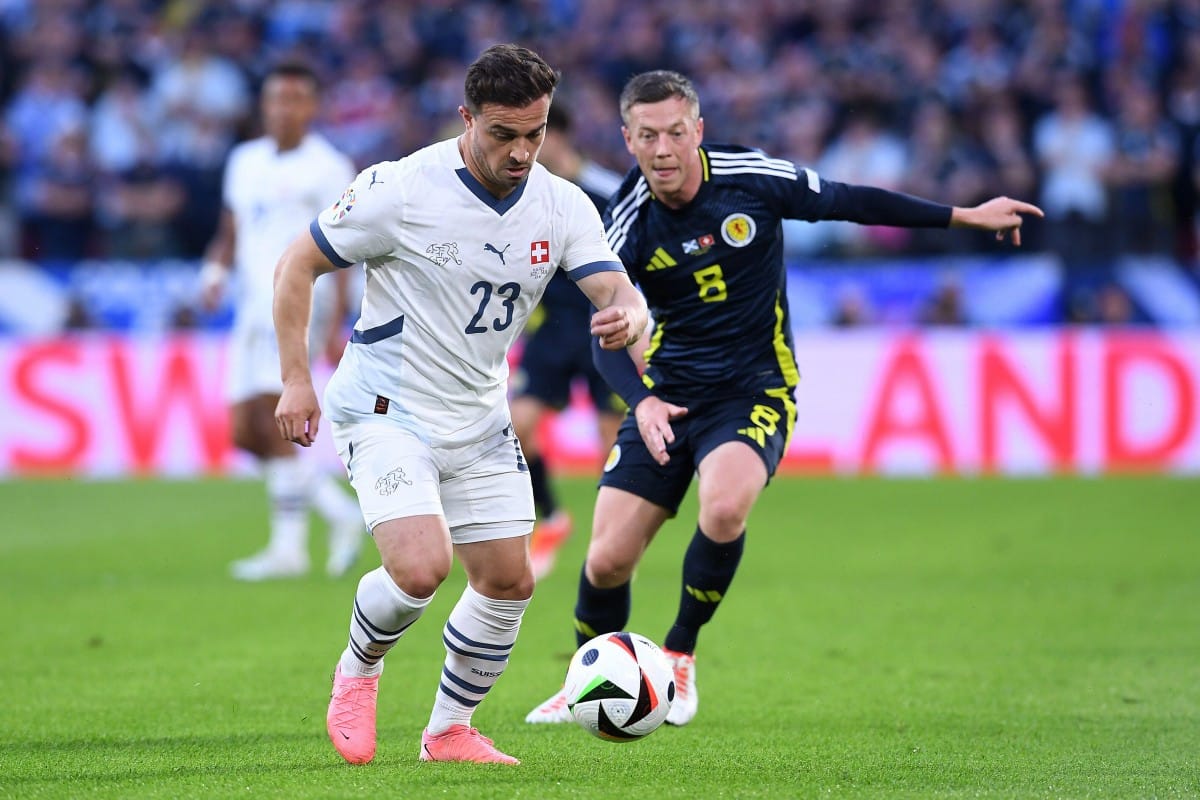Xherdan Shaqiri i Callum McGregor