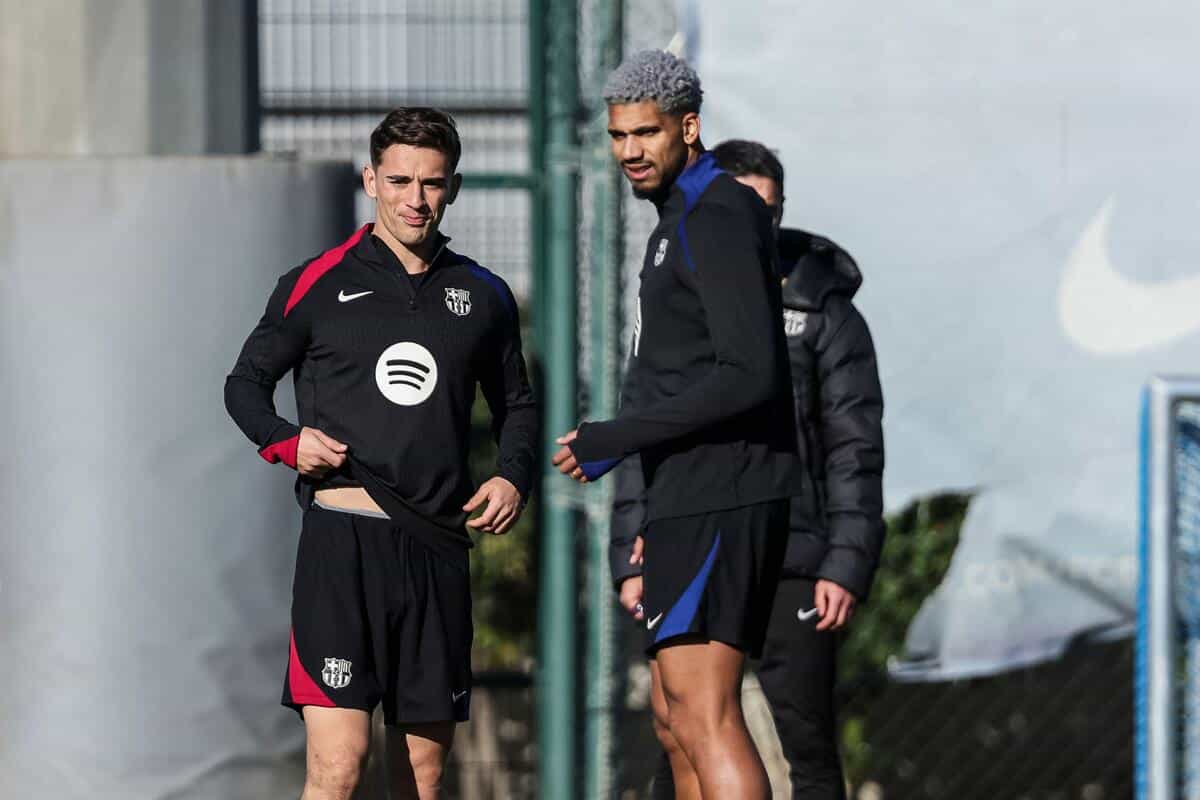 Barcelona dystansuje się od plotek o odejściu Araujo do Juventusu, planuje przedłużenie umowy [Źródło: Marca]