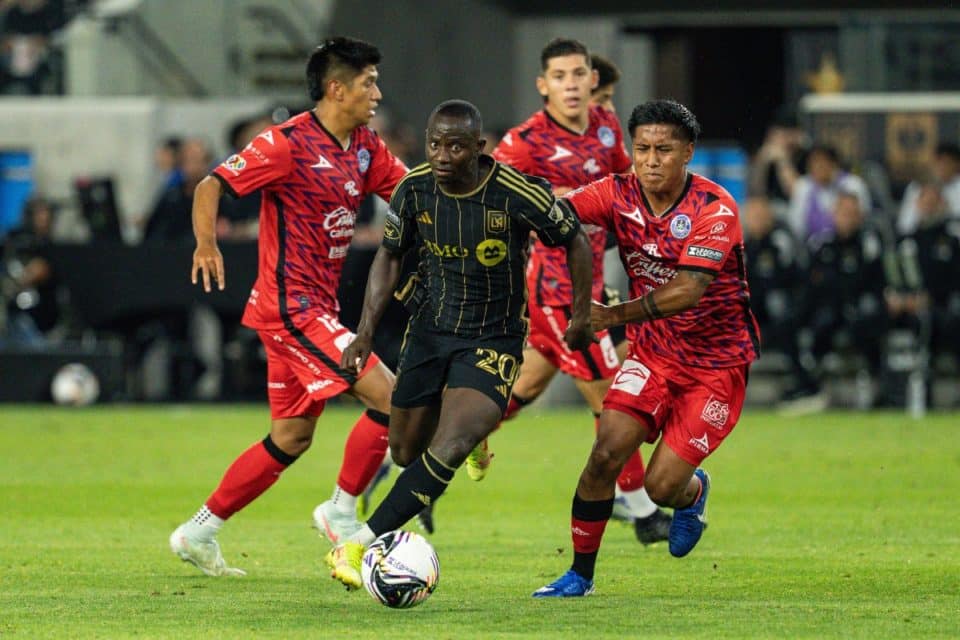 Yaw Yeboah (w środku)