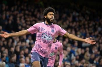 Ellis Simms celebruje gola z Chelsea