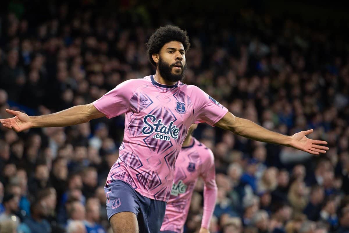 Ellis Simms celebruje gola z Chelsea