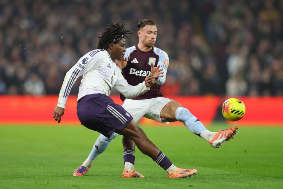 Patrick Dorgu i Matty Cash (Aston Villa - Manchester United)