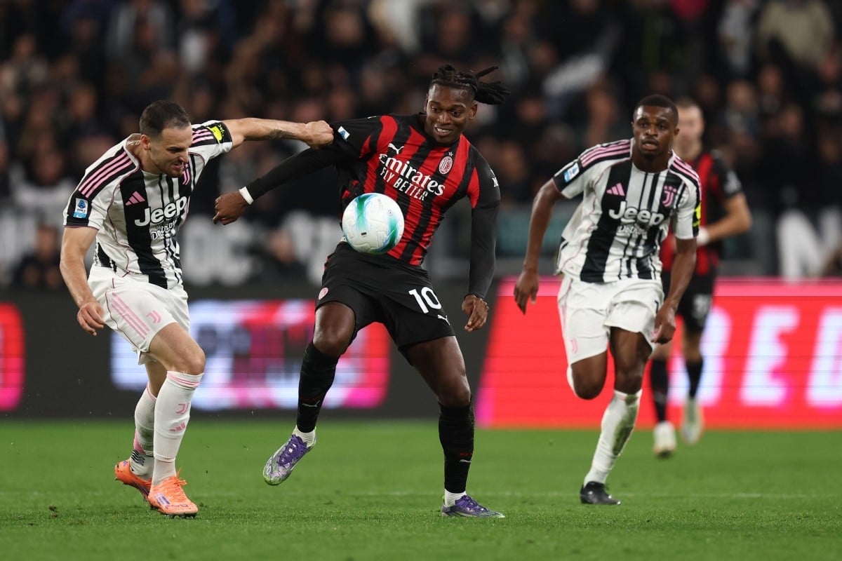 Piłkarze Juventusu oraz Rafael Leao