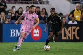 Leo Messi i Kellyn Acosta